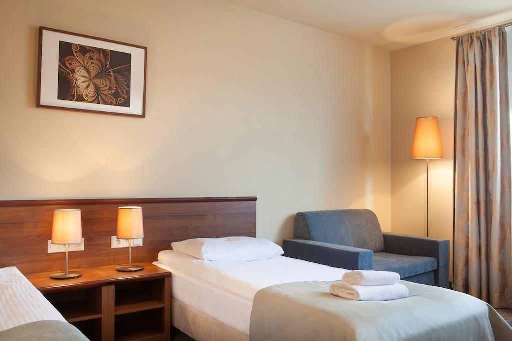 Hotel Miodowy Mlyn Opatow  Habitación foto