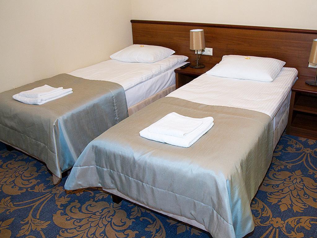 Hotel Miodowy Mlyn Opatow  Habitación foto
