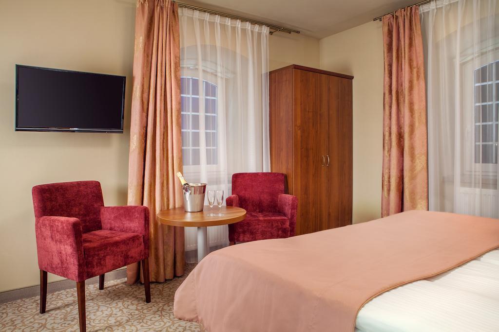 Hotel Miodowy Mlyn Opatow  Habitación foto